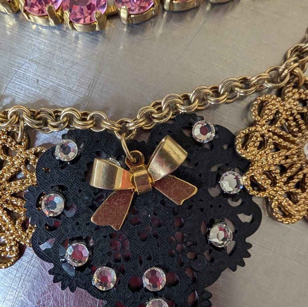 Bracelet Betsey Johnson Black Gold Heart Pink Rhinestone Three Strand Charm - Picture 4 of 7